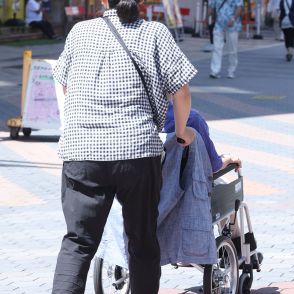 介護事業者の倒産急増 〈胸を触る〉〈キスを要求〉…職員の2割がハラスメント被害で人材流出