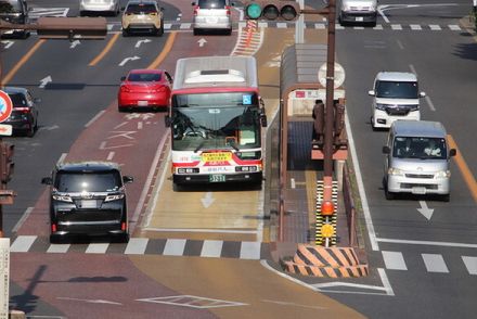 名古屋名物「反対車線にはみ出すバス」でどこまで行ける？ 名駅から1時間の最長路線 終点が…存在しない!?