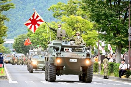 陸自福島駐屯地（福島県福島市）市中パレード　創立７１周年記念、ＪＲ福島駅西口周辺で　８日は駐屯地一般開放