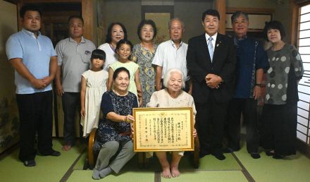 100歳おめでとう　今井町長が長寿を祝う　鹿児島県・知名町