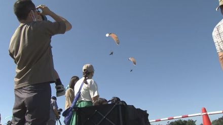 空飛ぶ乗り物が大集合！パラグライダーやヘリコプターの搭乗体験に家族連れらが歓声