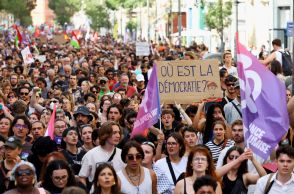 フランス全土でデモ、マクロン氏の首相選出に抗議