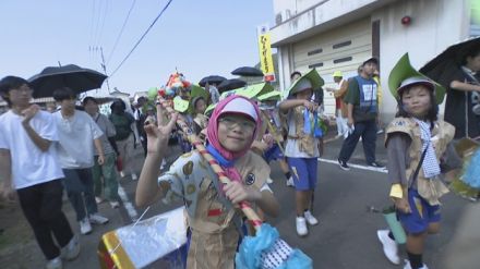 農作物の豊作を願って地域住民らが奇抜な化粧と衣装で練り歩く祭り「ひょうげ祭り」が高松市で行われる