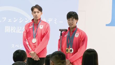 パリオリンピック™ フェンシング男子でメダル獲得の加納虹輝・山田優選手が巧みな剣さばきを披露　　