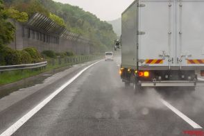 雨の日に高速道路が一般道よりも走りやすく感じるのは、路面が特別な仕組みだから