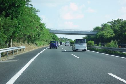 高速道路を運転していると「法定速度以下」で走っている車をよく見かけますが「スピード違反」と違って罰則対象にはならないのですか？