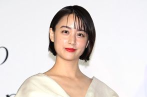 ＜今週のファッションチェック＞山本美月　美脚全開の大胆ミニ　ロングヘアばっさりでショートボブにイメチェン