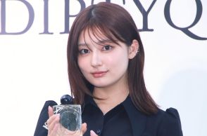 ＜今週のファッションチェック＞吉川愛　モノトーンコーデで大人のフェミニンムード