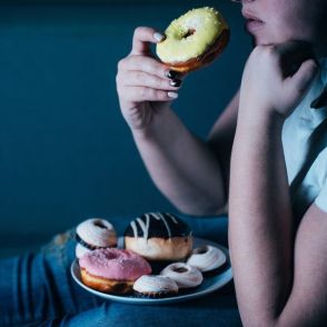 「罪悪感を抱きながらも食べ出したら止まらない……」夜中にお菓子を食べてしまう本当の理由とその解決策