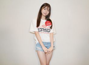 ＜山本杏＞ミスヤンマガ18歳“ビジュアル最強ガール”　水着でブランコ　最高に可愛い！