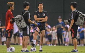 「欧州目線で話してくれるから選手も腑に落ちる」長谷部誠コーチは日本代表に何をもたらしたのか。長友佑都が明かす“入閣効果”。「一つ一つの言葉に重みがある」【現地発】