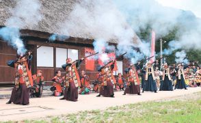 合掌の里に響くごう音　富山県南砺市・菅沼集落で火縄銃演武