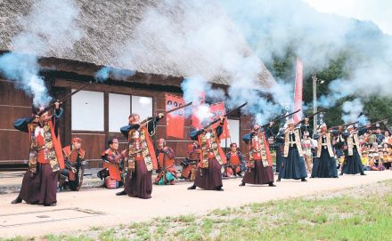 合掌の里に響くごう音　富山県南砺市・菅沼集落で火縄銃演武