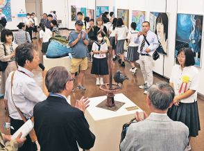 憧れ・日常の風景表現　富山県民会館で県青少年美術展開幕、６部門の入賞・入選１０４８点