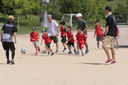 ファジアーノ岡山　「親子サッカー教室」　秋晴れの下充実した時間／岡山・津山市