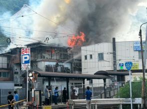 長崎市繁華街「思案橋」近くの建物密集地で火災　5人が救助される