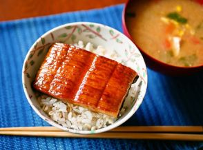 【レンジでチンの即席丼】 うなぎ風の「うな次郎」のっけ丼 ごはんが進む味つけでおいしい！