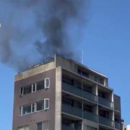 「屋上から煙！」札幌市東区 8階建てマンションで火事 女性けが 屋上が炎上で消防出動  避難指示や交通規制も