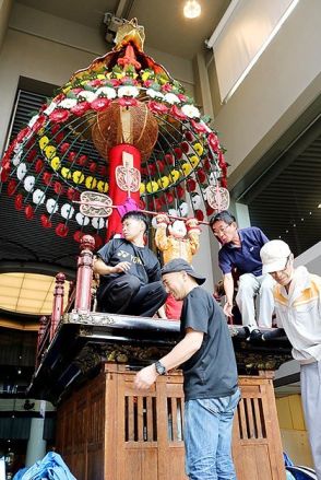 通町の山車に展示替え　富山・高岡御車山会館