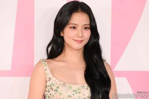 BLACKPINKジス、ミニスカから美脚スラリ 「エレガントで美しい」「女神」の声