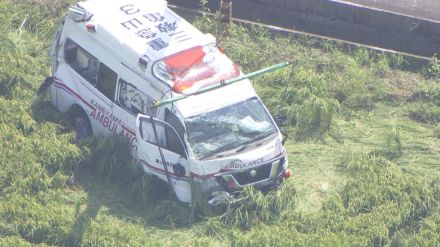 救急車が田んぼに落ちてしまった 緊急走行で車と衝突 5人けが（救急搬送中の80代女性、乗用車の50代女性、救急隊員3人）