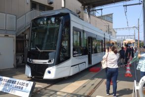 「格好良い」　白と黒色の超低床車両　熊本市電10年ぶり新型