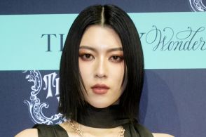 「女神発見か？」三吉彩花のヘソ出しユニフォーム姿にファン歓喜！ 始球式の様子に「なんか上品」「背番号みよし」と反響