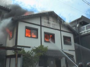 「厨房の油から火が出ている」木造2階建ての飲食店兼住宅が全焼 店主の68歳男性が頭に軽いヤケド