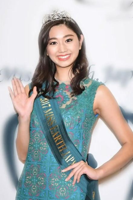 ＜斎藤恭代＞9頭身美女が変形水着で圧巻の美ボディー　芸能生活10年　写真集で「1番いい『今』の私」