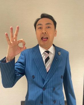 「萌えキュン♡」40代お笑い芸人〝おじさんメイド〟姿お披露目に「どこのお店？シフトは？」「めっちゃ美脚」の声