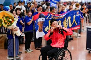 車いすテニス・小田凱人　輝く笑顔と金メダル！帰国にファン100人　18歳王者に大歓声