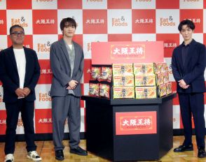 「大阪王将」冷凍餃子シリーズ 新CMにSnow Manの2人