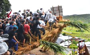 夜明け前、屋根の上で男衆100人がユッサユサ…「ヨラ、メラ」「ヨラ、メラ」　夕刻には海辺で稲魂を招く　これが奄美のアラセツ行事　龍郷町秋名