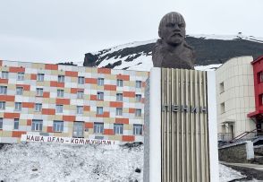 レーニンが見下ろす町、スバルバル諸島　ロシア、北極要衝に揺さぶり　宣伝工作、新たな火種に・第1部「二つの北極」（1）〔66°33′N　北極が教えるみらい〕