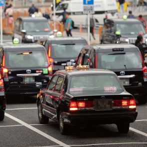 深夜のコンビニ駐車場…私の前でベンツが急ブレーキで止まった【タクシードライバー哀愁の日々】