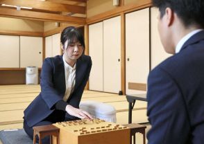 西山朋佳女流三冠、女性初の棋士へ三間飛車で熱戦の火蓋　プロ棋士編入試験第1局