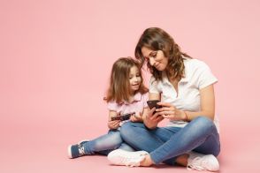 子どもが「最新モデルのiPhoneがほしい」と言って聞きません。そもそも小学生にスマホは必要なのでしょうか…？