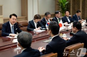 「日韓首脳会談」に抗議、歴史的象徴によじ登る…韓国・労組員2人摘発