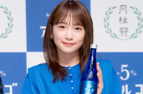 川栄李奈、日本酒口にしニッコリ「ごくごく飲んじゃう」　青ワンピで登場