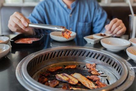 食が細い夫と私、食べ盛りの高校生息子2人の4人家族です。家族で「焼肉」に行くなら「単品」のお店と「食べ放題」のお店どちらがお得でしょうか？