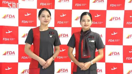 コシノジュンコさんが初のデザイン…FDAが11年ぶりに新しい制服、国内線初のストールやインナーには尾翼をイメージしたカットソーも