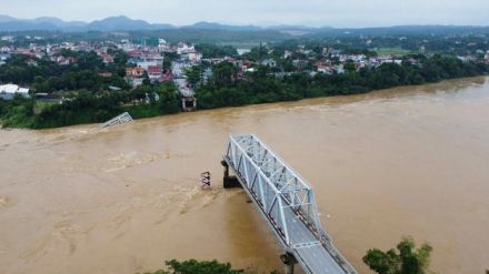 地滑り、橋崩落…台風11号直撃、ベトナムなど3カ国で106人死亡