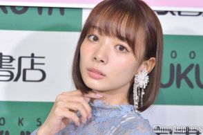 岡田紗佳、ミニスカ×透けタイツでスラリ美脚堂々披露「脚長すぎ」「釘付け」の声