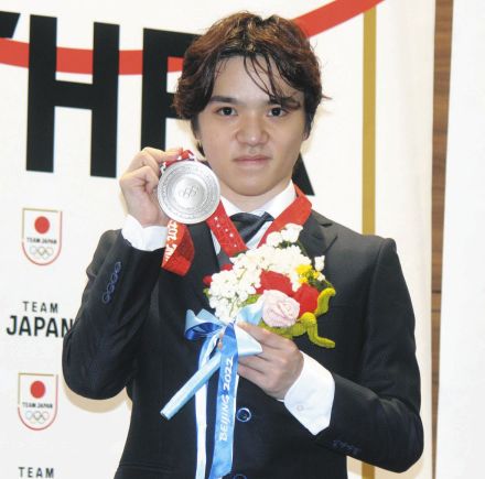 宇野昌磨さんに北京冬季五輪の団体銀メダルを授与「自分にしかないストーリーがある」仲間の思いに感激