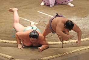 琴桜が3連勝　もつれた土俵際の判定は「死に体」　翔猿は「感覚的には負けてない」