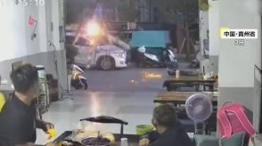 【衝撃】子どもが間一髪…店の前で電柱倒れ“爆発”車下敷きで火花散る　工事の振動で地盤緩むか　中国