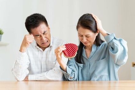 【65歳以上・無職夫婦世帯】1ヵ月の生活費はいくら？「内訳・年金月額・平均貯蓄額」を見る