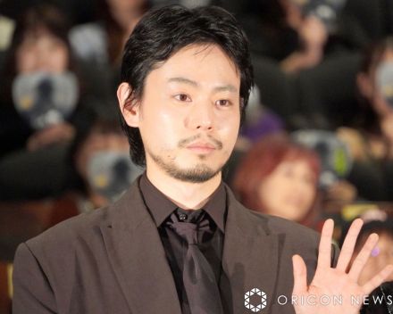 菅田将暉、主演映画撮影前日に災難続く「親指をバッと」「奥歯が割れて…」　ひげが半分になる事態も