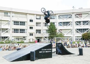 「すげぇ～」と大歓声！　ＢＭＸ・大和選手、横須賀の母校でトリック披露　内藤選手も参加