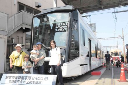 「広くて乗りやすい」　熊本市電初、3両編成の新型車両公開　年内にも運行開始